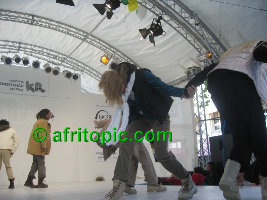 ../Images/Krefeld-Strssenmodenschau-2005 293.jpg